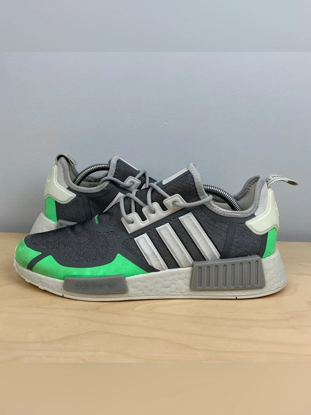Adidas Men’s Size 10.0 NMD R1 Gray Screaming Green White Athletic Running Shoes